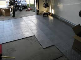 Виды резинового покрытия для гаража: особенности плитки, рулонов и наливных полов