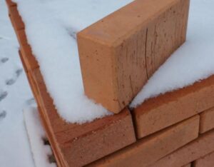 Зимняя кладка: применение М200 при минусовых температурах