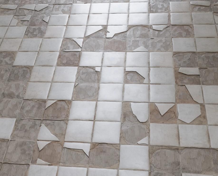 Частые ошибки при работе с плиточным клеем и их последствия