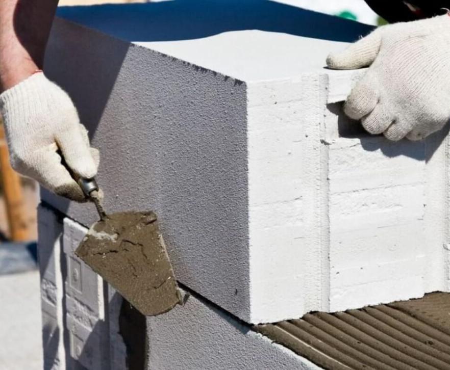 Клей для газосиликатных и пеноблоков: почему тонкошовная кладка эффективнее цементного раствора