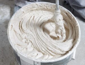 Чем отличаются гипсовые и цементные смеси? Плюсы и минусы